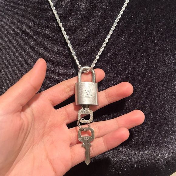 (Rare) Louis Vuitton #323 Lock and Key Silver with 925 Silver Chain 20” - Picture 4 of 11
